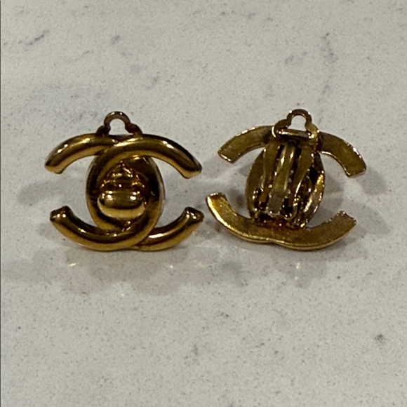 Chanel Vintage turn lock Gold Clip-On Earrings CC - Picture 1 of 6